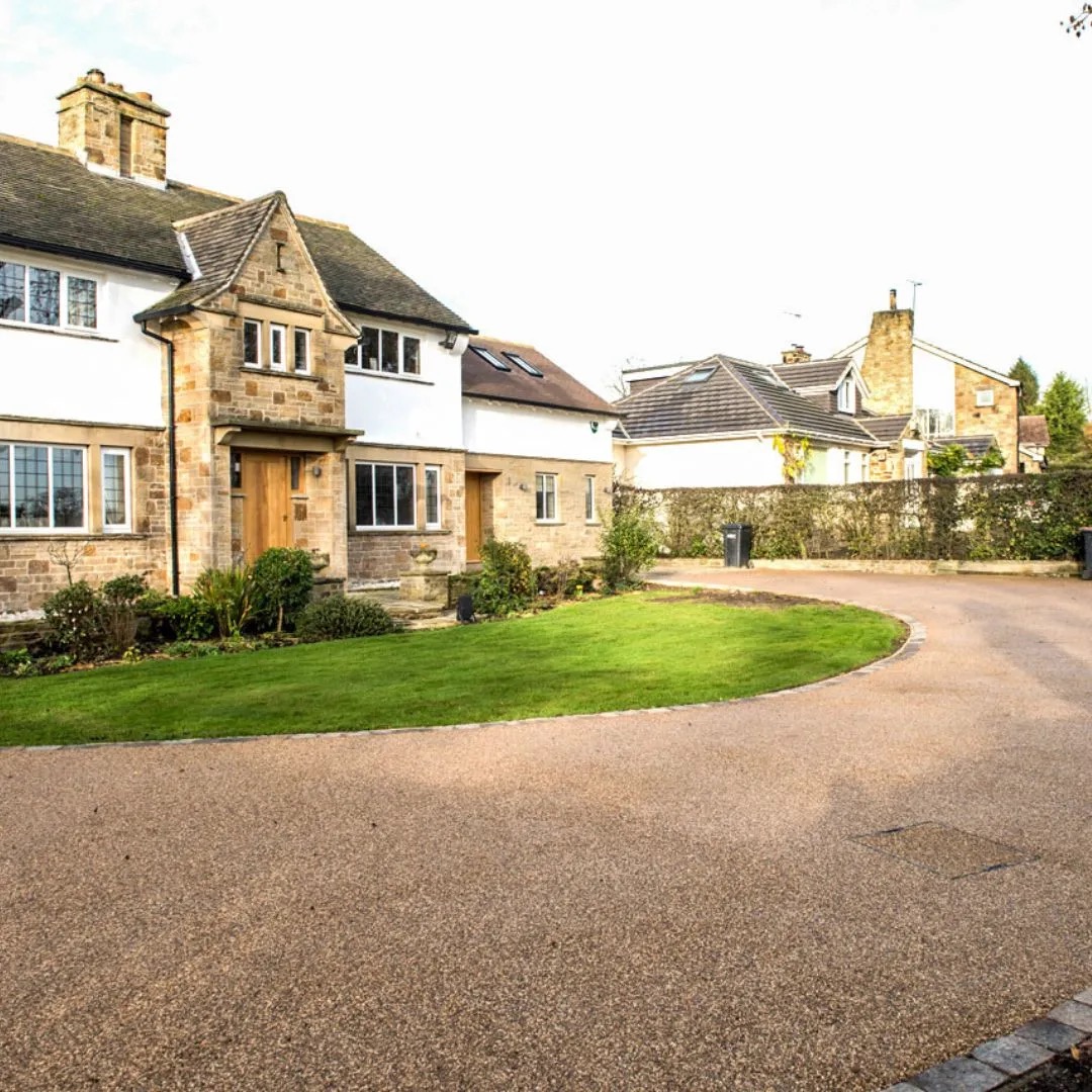 Resin bound sweeping driveway at a stone house